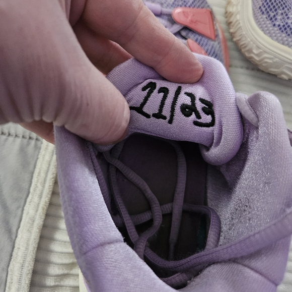 Nike Kyrie 7 Daughters Purple and Pink Basketball Shoes Size 7 - Picture 14 of 16